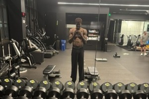 九游体育APP-身材不错艾顿在湖人训练馆自拍 展示上半身肌肉线条