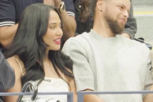 九游体育APP-库里夫妇和老库里现身美网决赛 库里被惊出表情包 阿耶莎妆容绝美