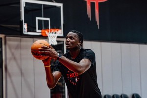 九游体育APP-来看是谁回到了休斯顿？火箭官方社媒晒卡佩拉训练照