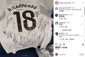 九游-实现梦想！A费社媒晒首秀球衣，上面签满队友的名字