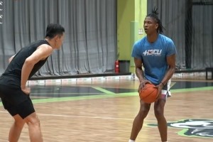 九游体育APP-技术流对决！李观洋和前广州外援威尔-道格拉斯打1V1